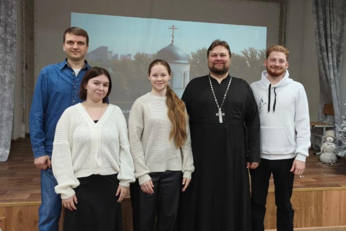 В Кургане молодые волонтеры Александро-Невского собора организовали коллективный просмотр фильма "Страсти по Матвею"