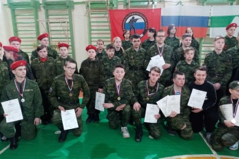 В Кургане подопечные священника-инструктора участвовали в соревнованиях по тактической стрельбе