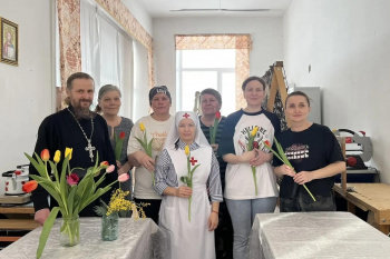 В Порт-Артурском храме женщинам подарили цветы