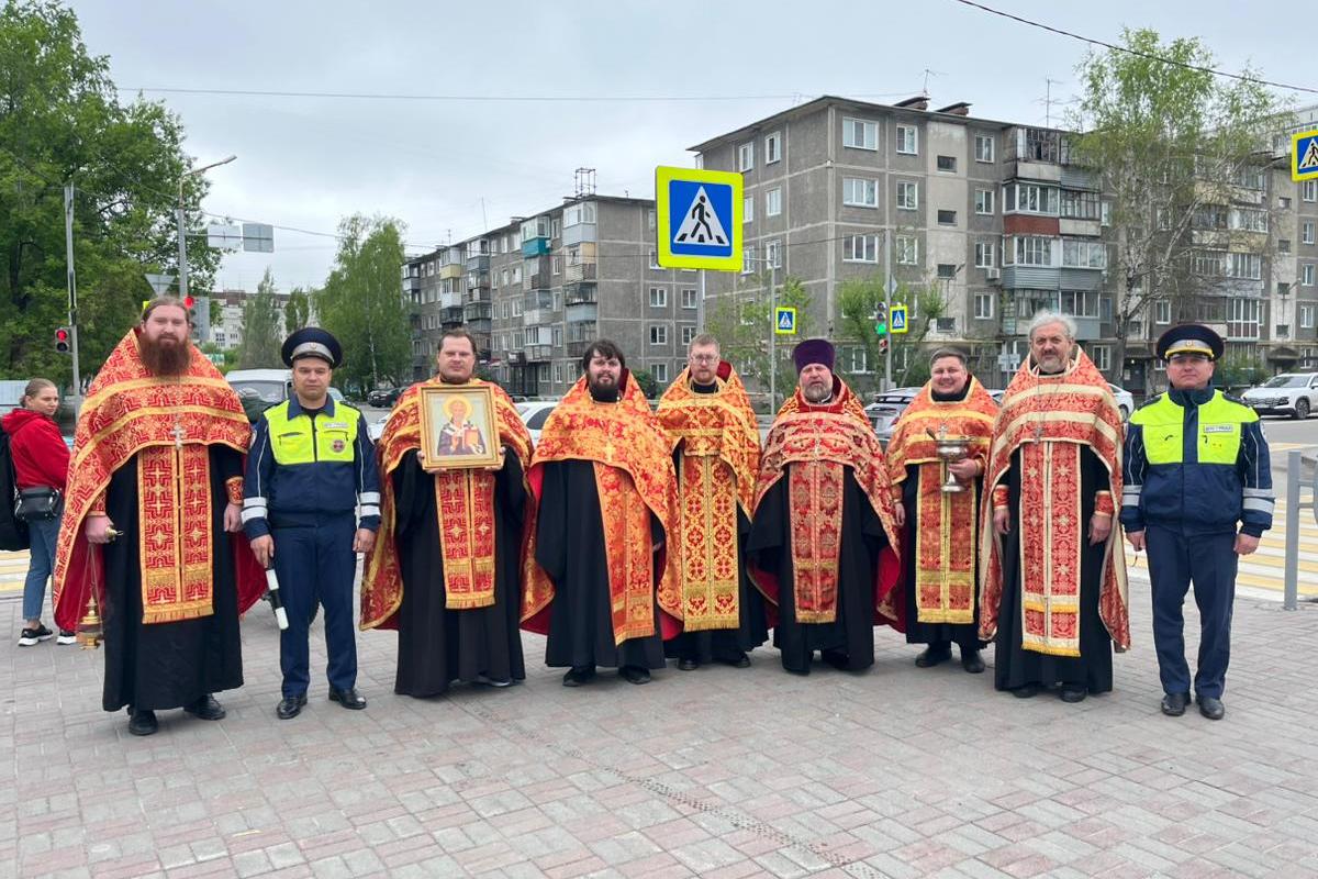 В Кургане священники совершили молебен святителю Николаю Чудотворцу на аварийном перекрестке