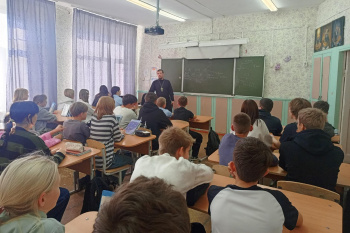 Курганский священник говорил о семье с учениками школы №44