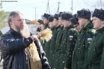 Курганский священник благословил призывников на доблестную службу