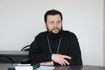 ​В Зауралье священник выступил на консультативном Совете по межнациональным отношениям