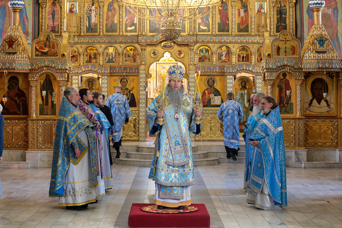 В день Почаевской иконы Божией Матери митрополит Даниил совершил Литургию в главном храме Кургана