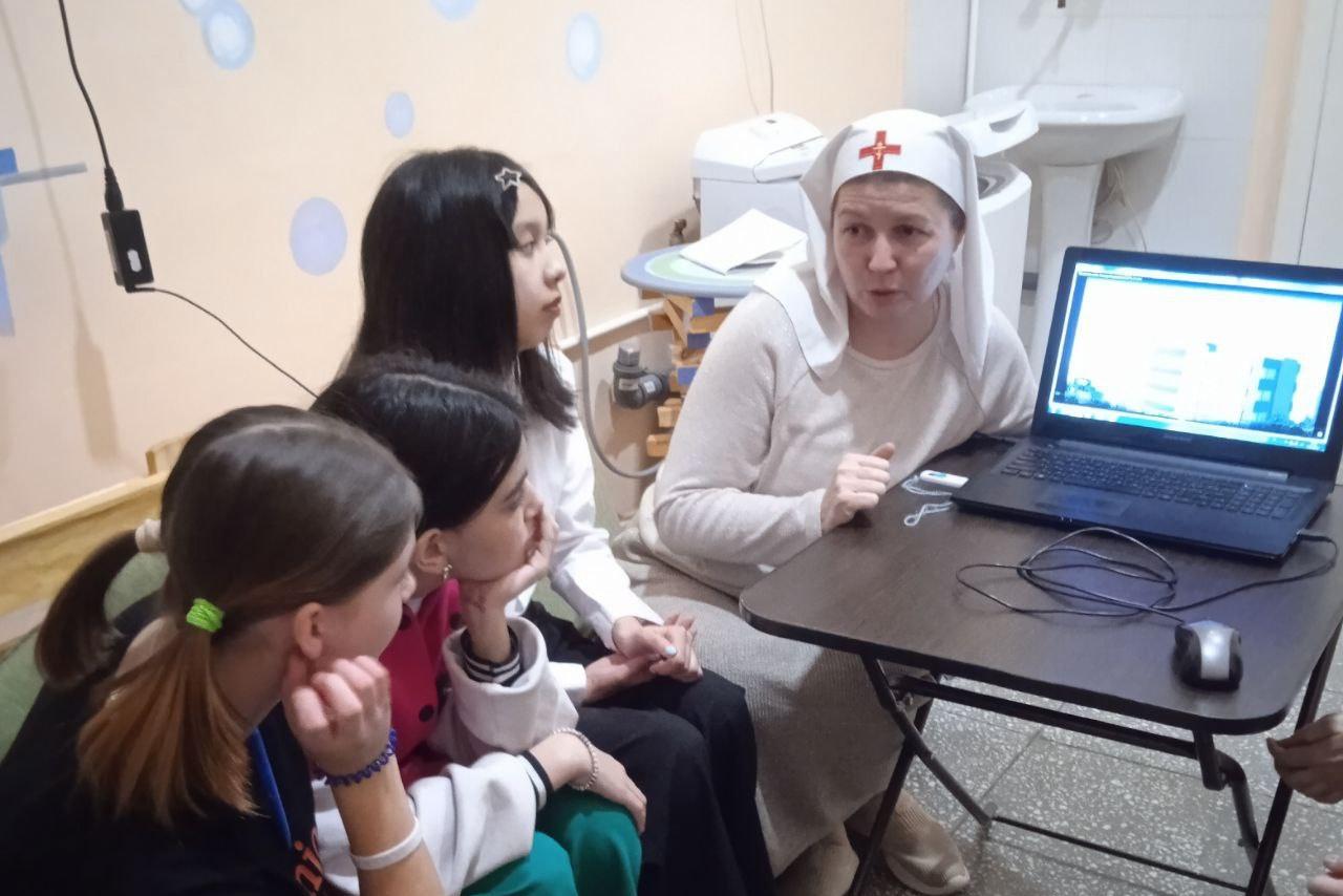 Курганские сестра милосердия побеседовали о целомудрии с подростками из ОСРЦ