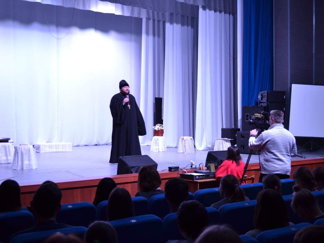 Показ спектакля «Уроки столетия» в Городском Доме культуры имени М. Горького