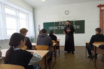 Священник из Лебяжье встретился с учениками сельских школ