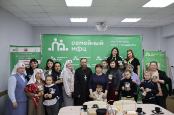 В Кургане священник и сестры милосердия посетили Центр помощи семье и детям