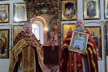 Клирик Курганской епархии получил архиерейскую грамоту на 30-летие священного сана