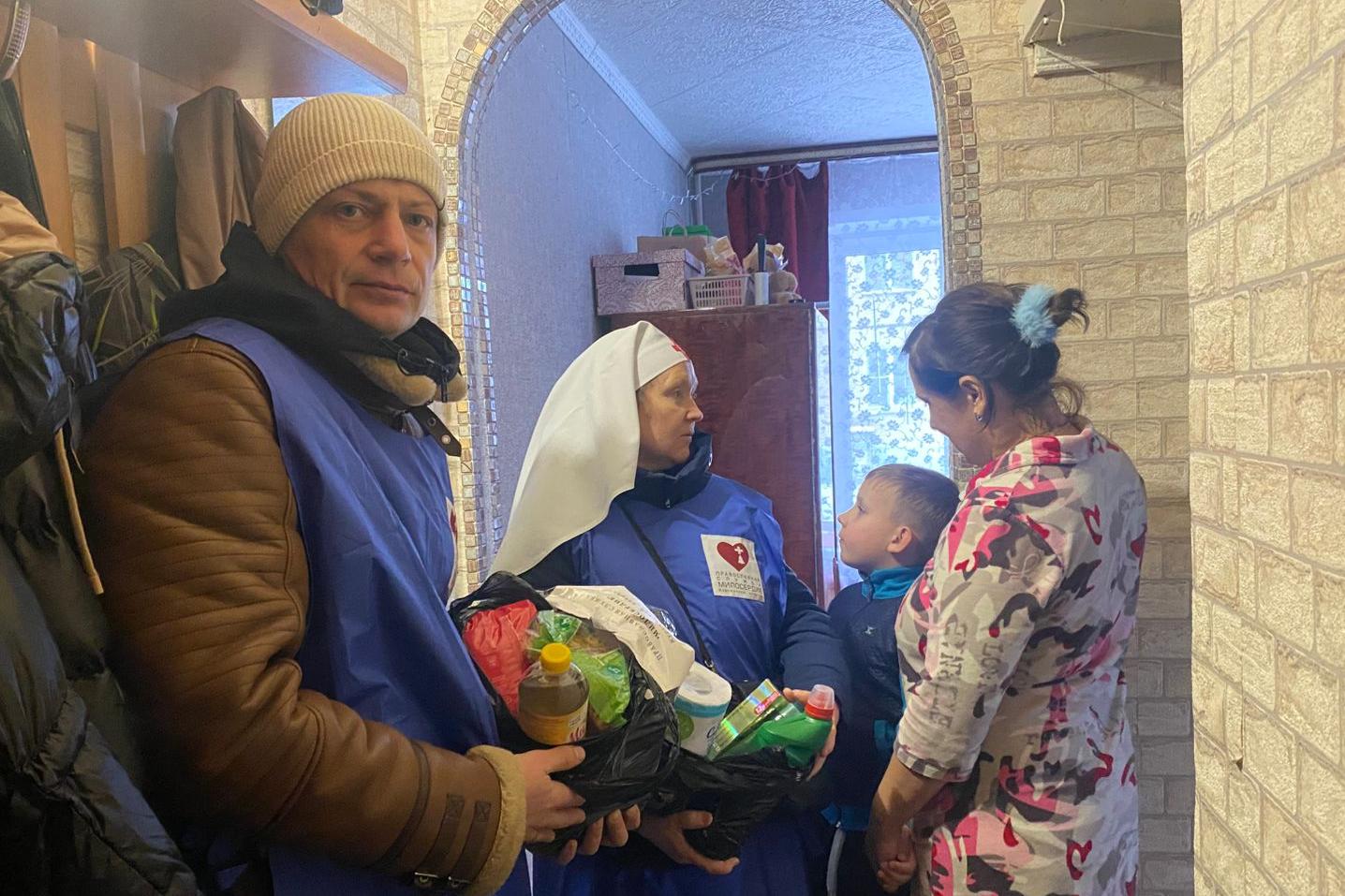 В декабре «Экипаж Милосердия» посетил в Кургане 10 нуждающихся семей 