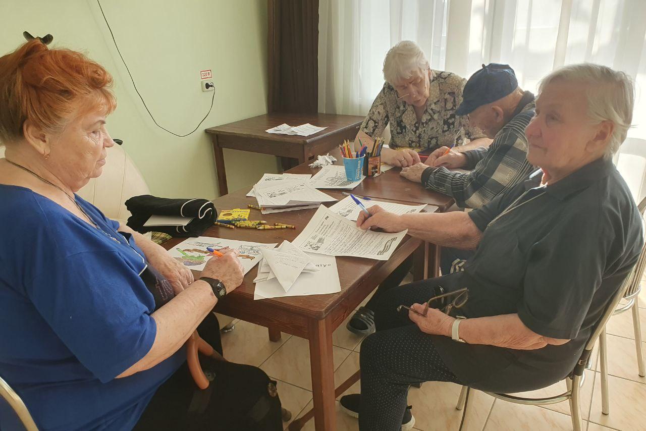 В Зауралье проживающие в доме-интернате написали письма воинам СВО