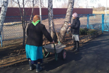 Прихожане курганского храма навели порядок на территории