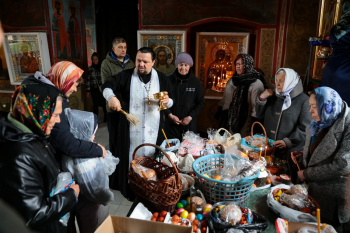 В Александро-Невском кафедральном соборе проходит освящение куличей