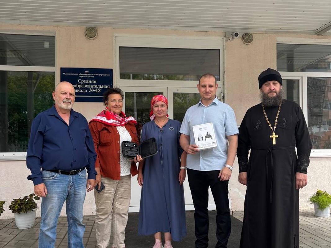 В Кургане члены СПЖ подарили школе три учебных дрона