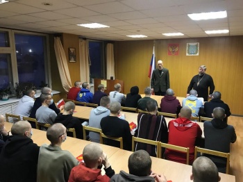 Курганский священник встретился с призывниками, отправляющимися на службу в армию