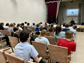 Около 200 школьников посмотрели фильм о курганском священнике Михаиле Шушарине
