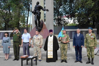Курганский священник поздравил десантников с профессиональным праздником