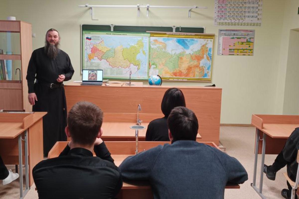 В Зауралье насельник монастыря выступил в сельской школе