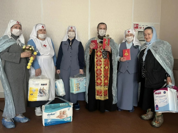 Священник и сестры милосердия принесли пасхальную радость в Курганский онкодиспансер