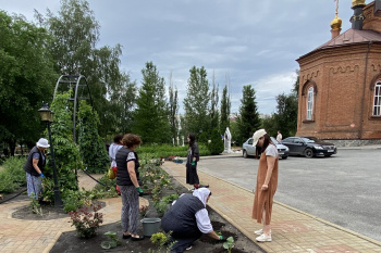 Возле курганских соборов продолжается благоукрашение территории