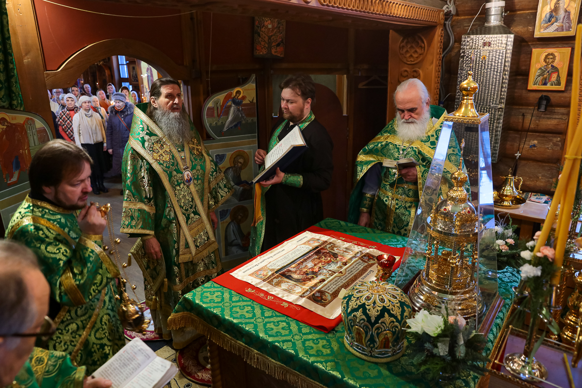 Митрополит Даниил поздравил прихожан курганского храма с престольным праздником