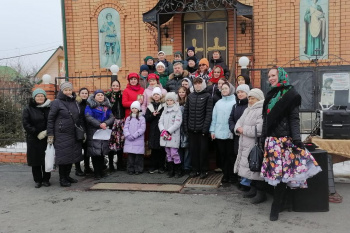 Возле курганского храма проводили Масленицу