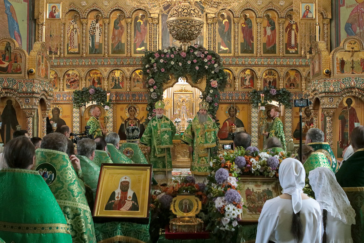 В день Святого Духа в Зауралье торжественно встретили мощи святителя Тихона