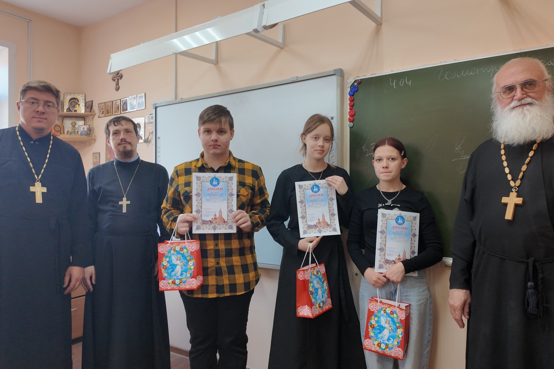 В Александро-Невской гимназии прошел епархиальный тур Кирилло-Мефодиевской олимпиады