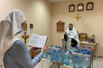 В медицинских учреждениях Кургана освятили воду к празднику Крещения