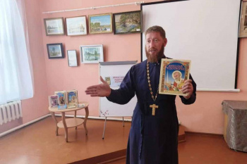  В селе Глядянском священники провели уроки в библиотеке