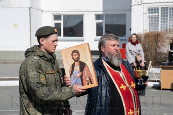 Курганский священник благословил призывников первого весеннего призыва