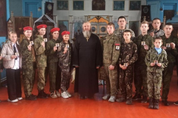 В Зауралье священник вручил юнармейцам шевроны с изображением небесного покровителя
