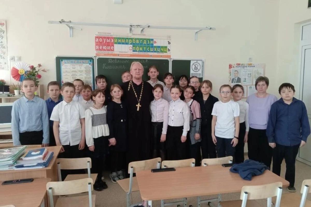 Священник из Чимеевского монастыря провел беседу в сельской школе