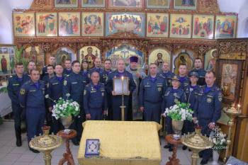 Сотрудники МЧС России помолились в Пантелеимоновском храме Кургана