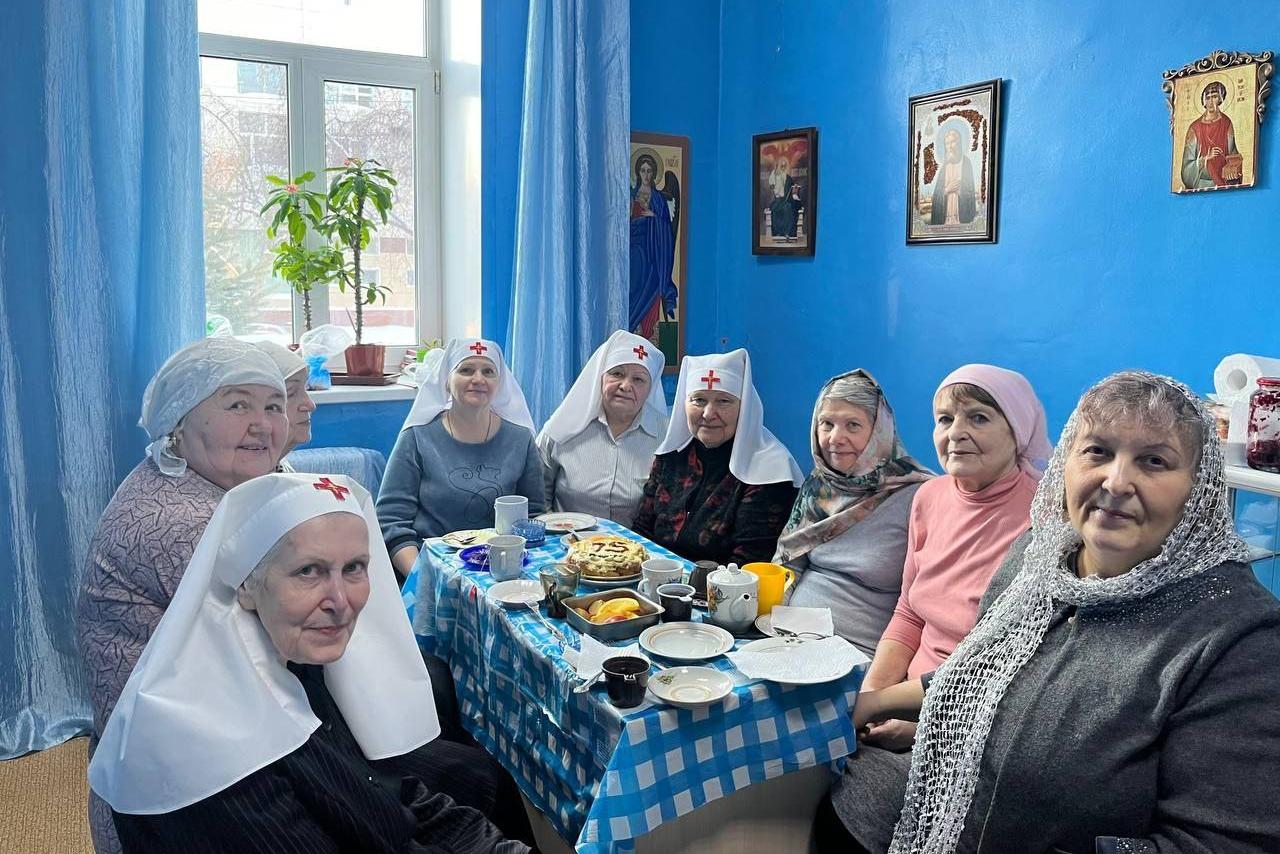 В Кургане сестру милосердия поздравили с юбилеем