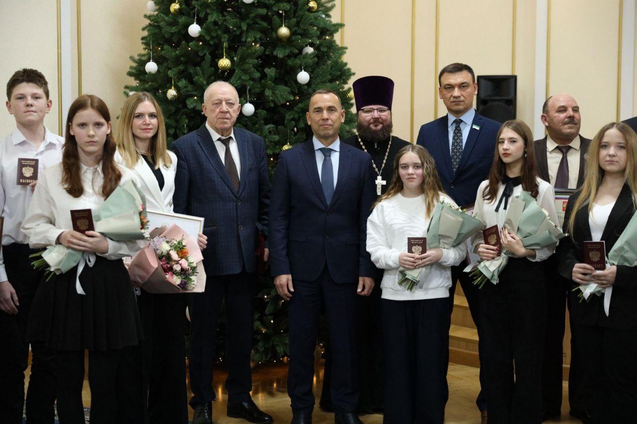 Губернатор Вадим Шумков вручил государственную награду секретарю Курганской епархии