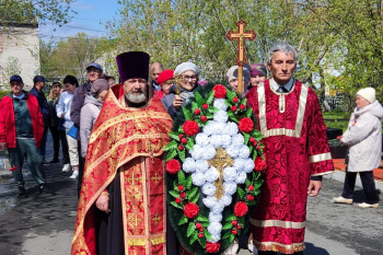 В Петухово священник принял участие в праздничных мероприятиях в честь Дня Победы