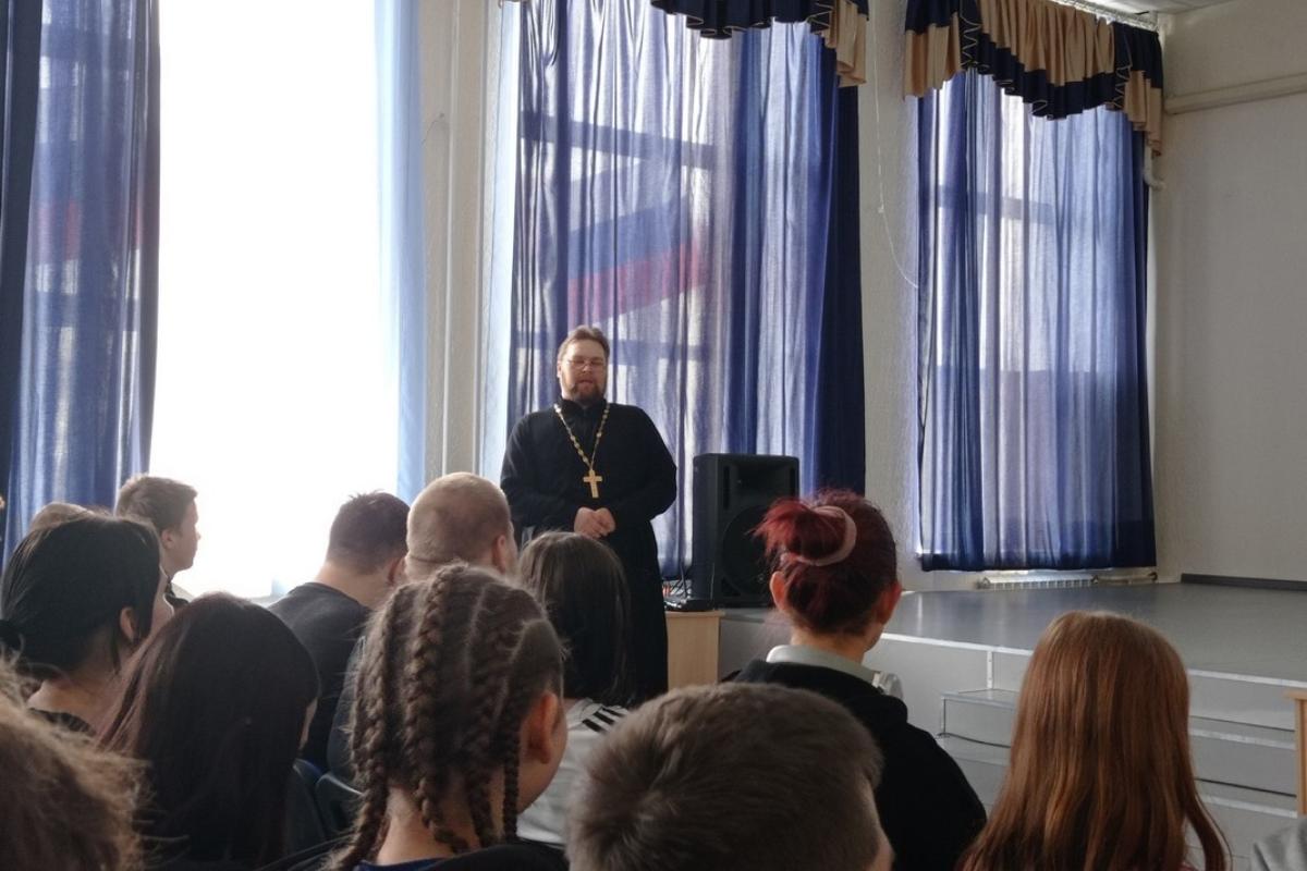 Священнослужители провели патриотические беседы в школах Зауралья 