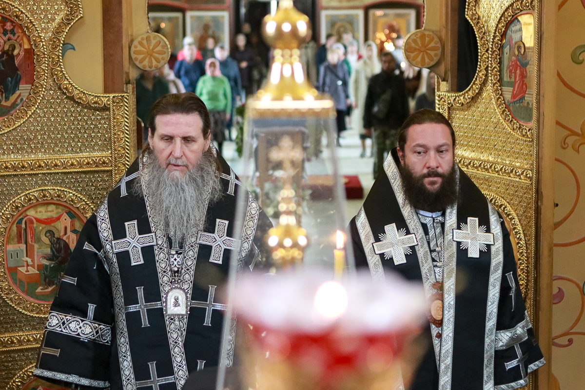 Митрополит Даниил в сослужении епископа Магнитогорского Зосимы совершил Литургию Преждеосвященных Даров