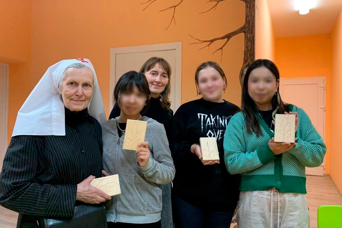 Представители курганского храма провели мастер-класс в социально-реабилитационном центре
