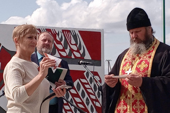 В День победы зауральскому священнику на митинге передали детские письма-треугольники для бойцов СВО
