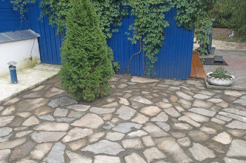 На территории храма в селе Боровлянка появились выложенные камнем дорожки