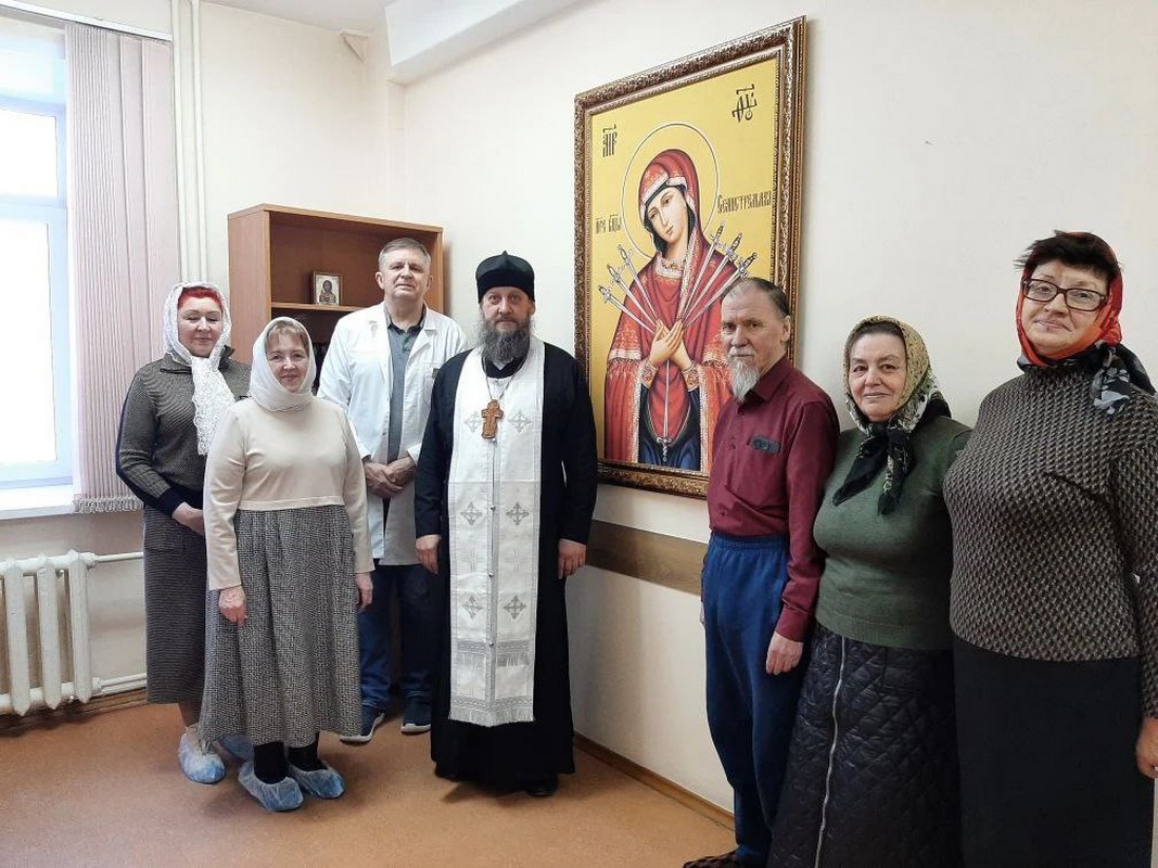 В молебной комнате Курганского кардиодиспансера состоялся первый молебен