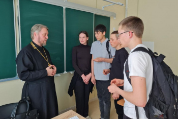 Сельский священник провёл беседу со школьниками