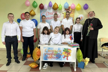 В Зауралье сельский священник напутствовал школьников на новый учебный год