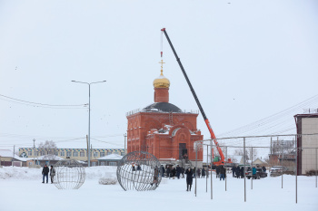 Величественный крест установили на храме села Половинное