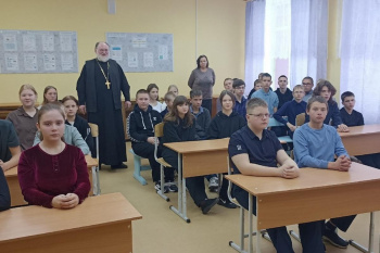 Рычковский священник поздравил местных школьников с Днём народного единства