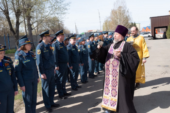 В Кургане священник поздравил огнеборцев с юбилеем пожарной охраны
