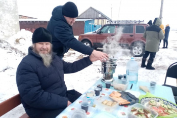 Священник в Нижней Алабуге наградил юных участников праздника сладостями