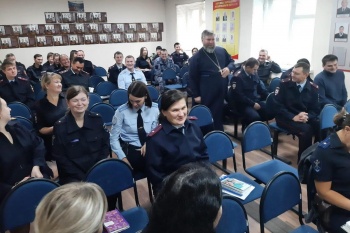Курганский священник заряжает полицейских оптимизмом
